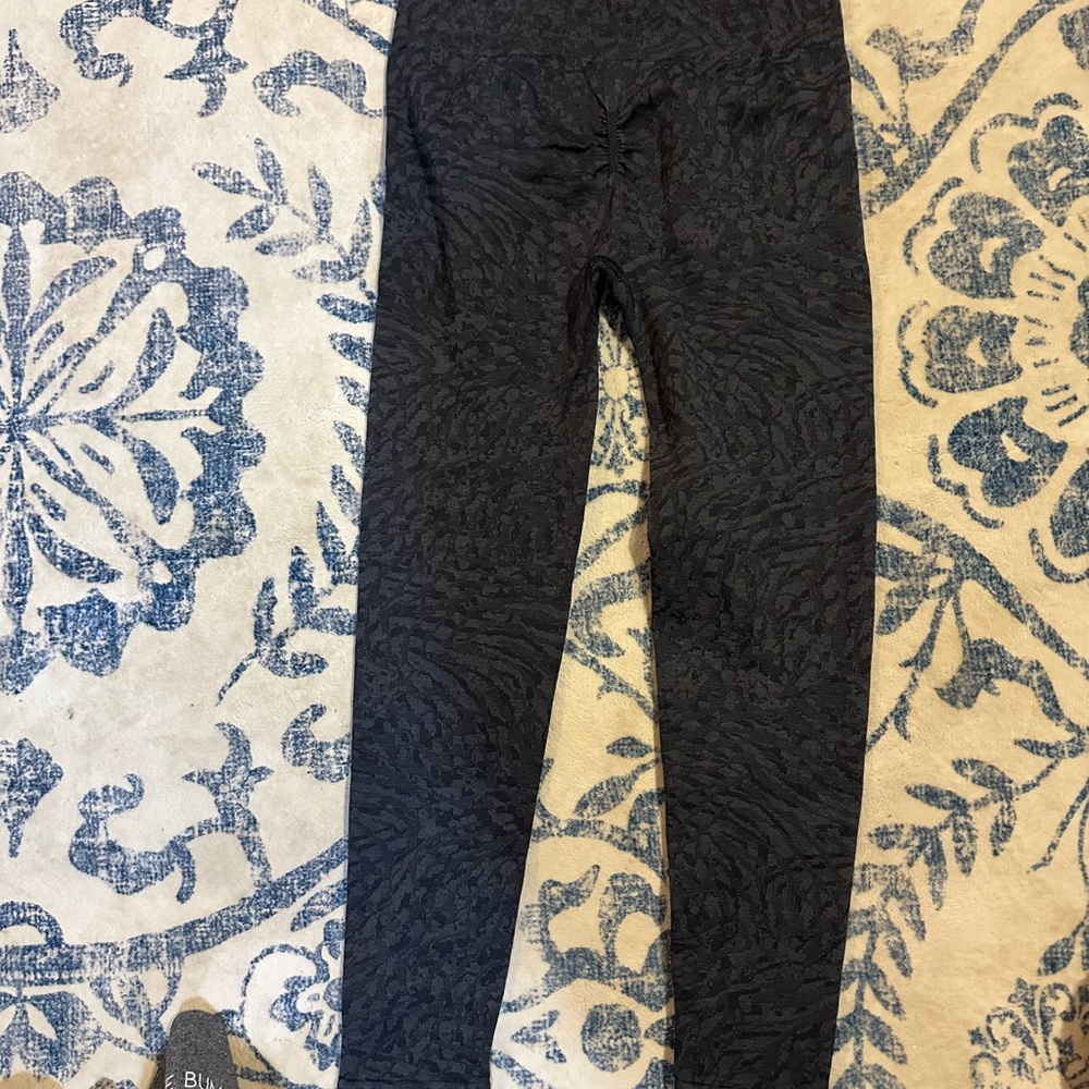 Women’s Gymshark Black Patterned Leggings - Picture 2 of 2